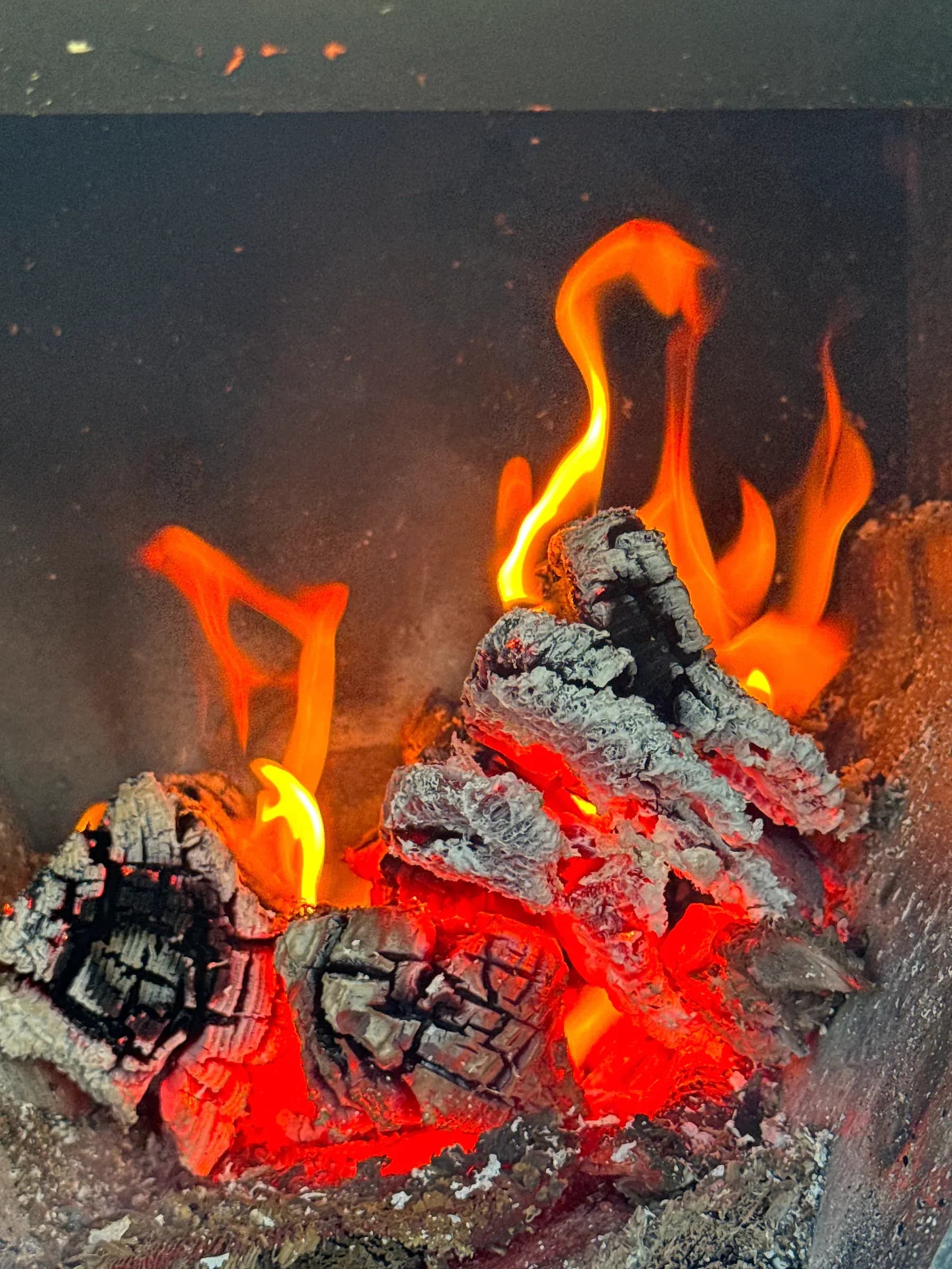 Loderndes Feuer im Holz-Saunaofen des Schwitzkastn