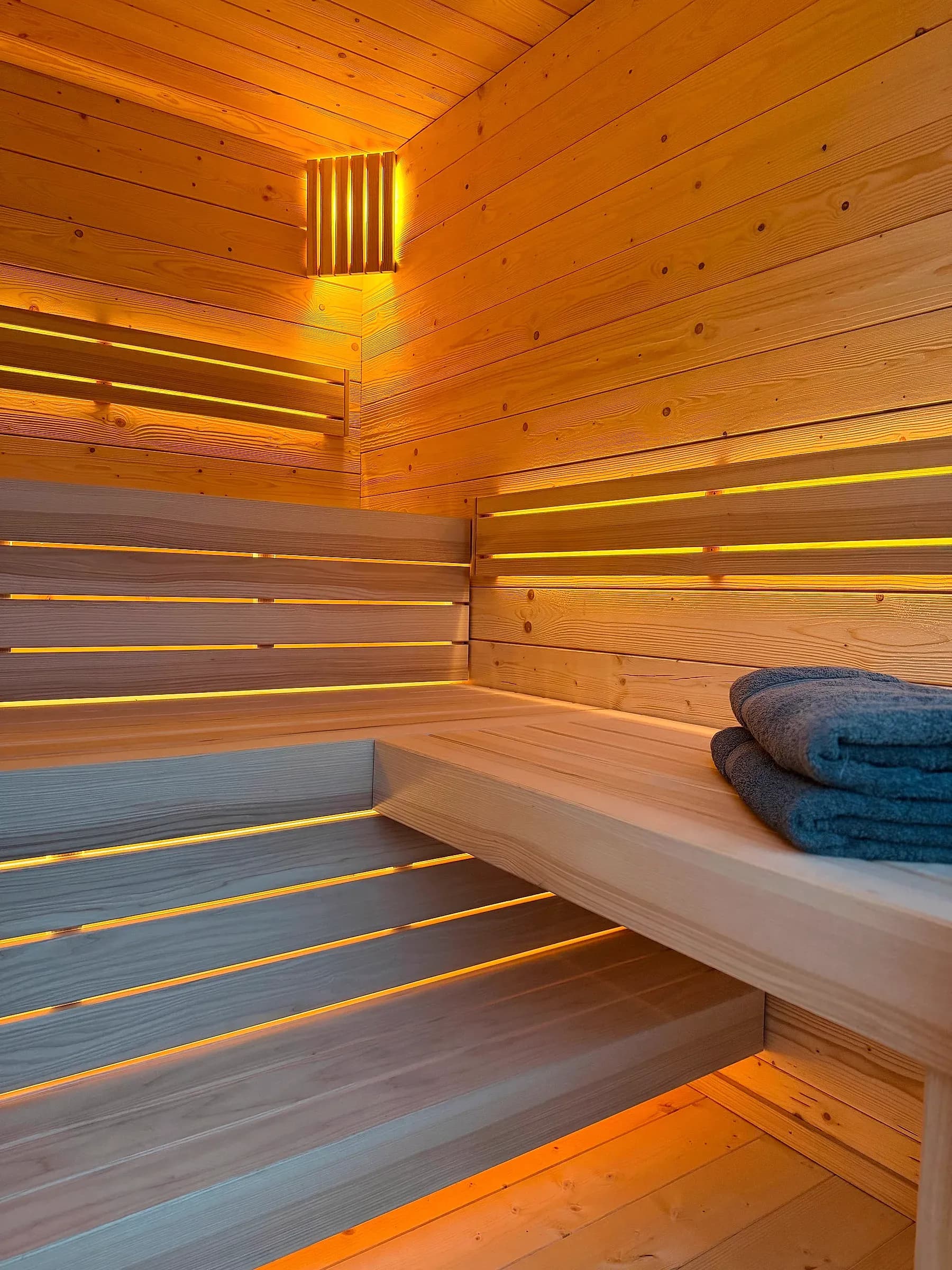 Innenraum der Schwitzkastn-Sauna mit hellen Holzbänken
