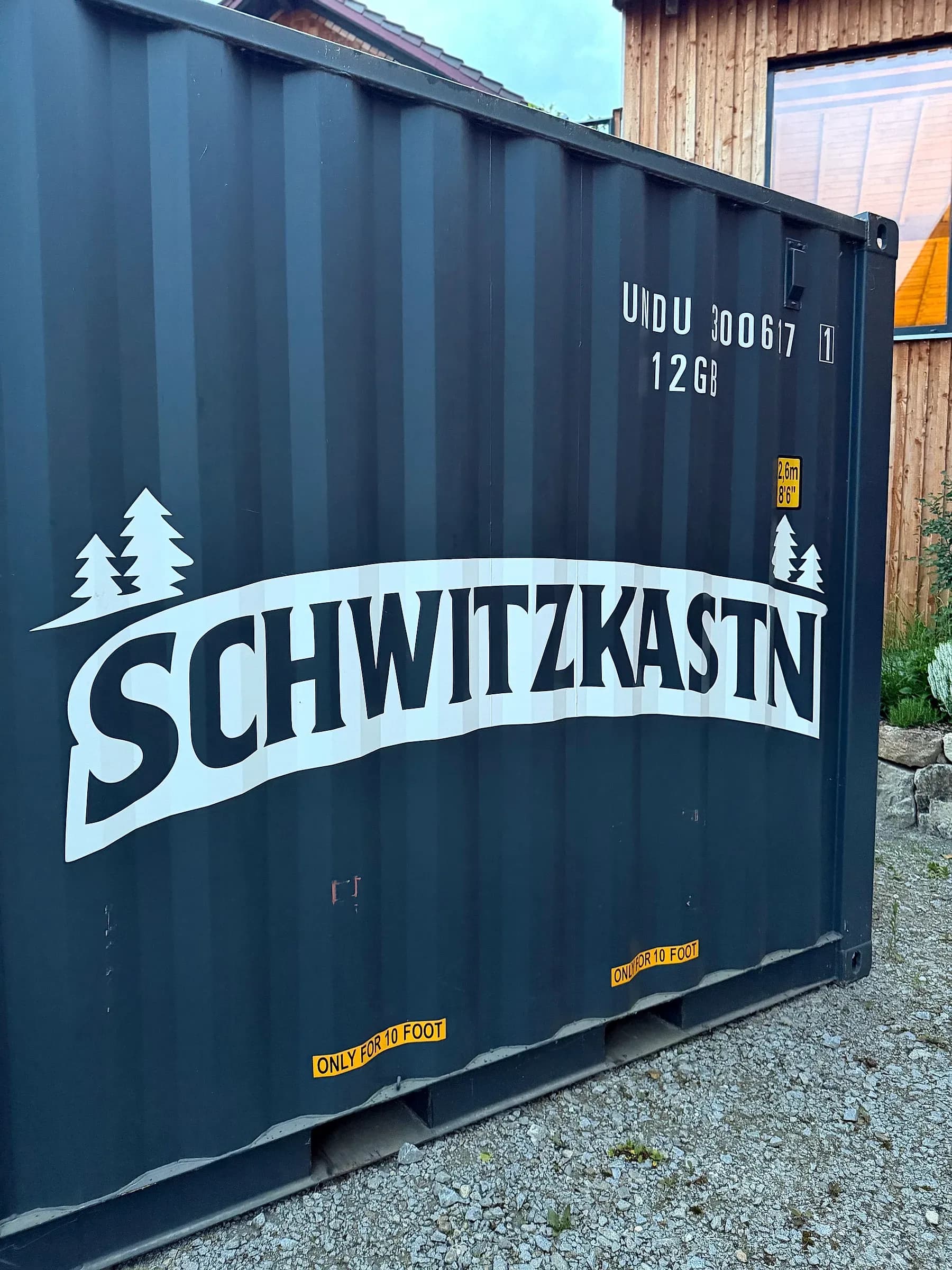 Schwitzkastn mobile Mietsauna – Außenansicht des Containers mit SCHWITZKASTN-Logo