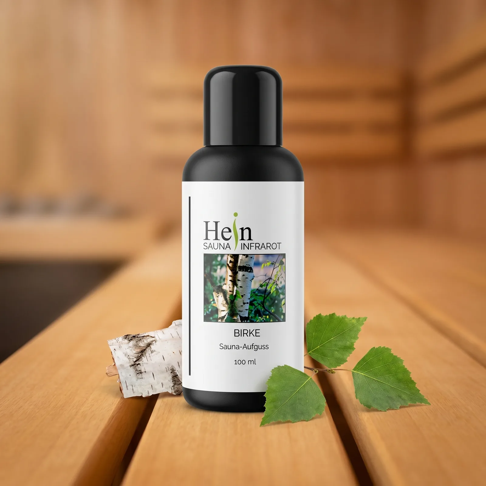 Hein Birke Sauna-Aufguss 100 ml, schwarze Flasche mit weißem Etikett auf Saunaholz mit Birkenrinde und Birkenzweig