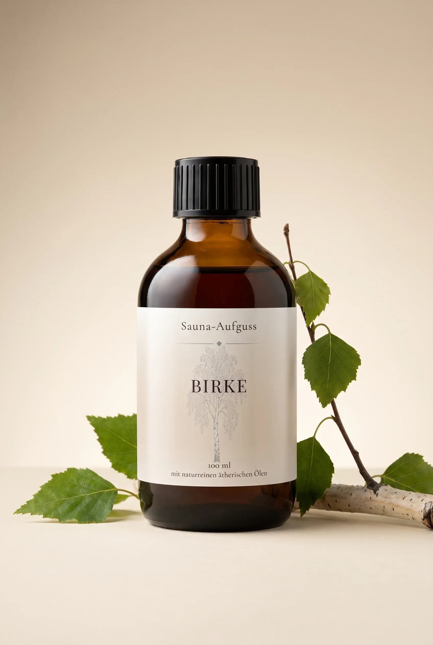 Hein Sauna-Aufguss Birke 100 ml in brauner Apothekerflasche, daneben frische Birkenblaetter und ein Birkenzweig