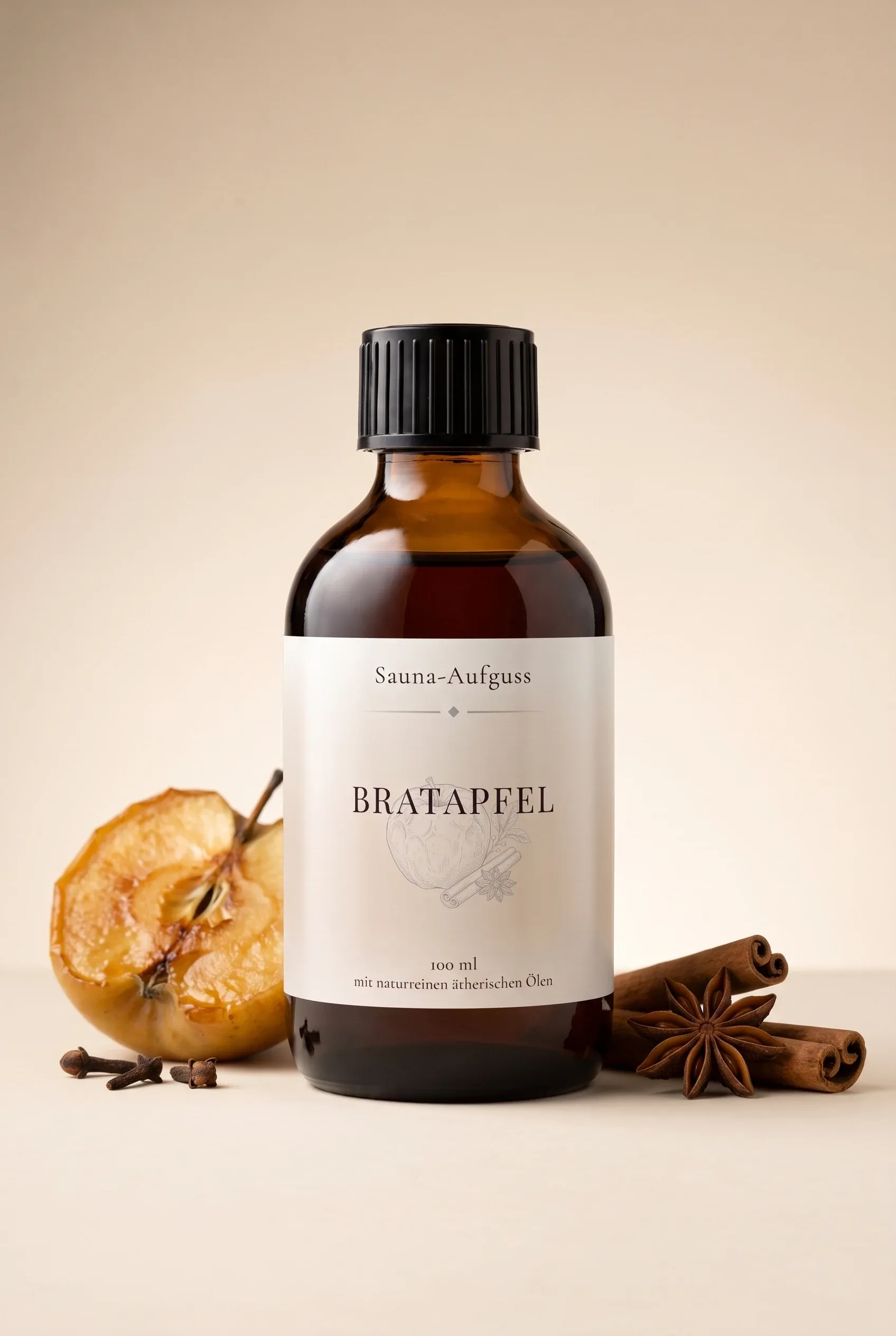 Hein Sauna-Aufguss Bratapfel 100 ml in brauner Apothekerflasche, daneben Bratapfel, Zimtstangen und Sternanis