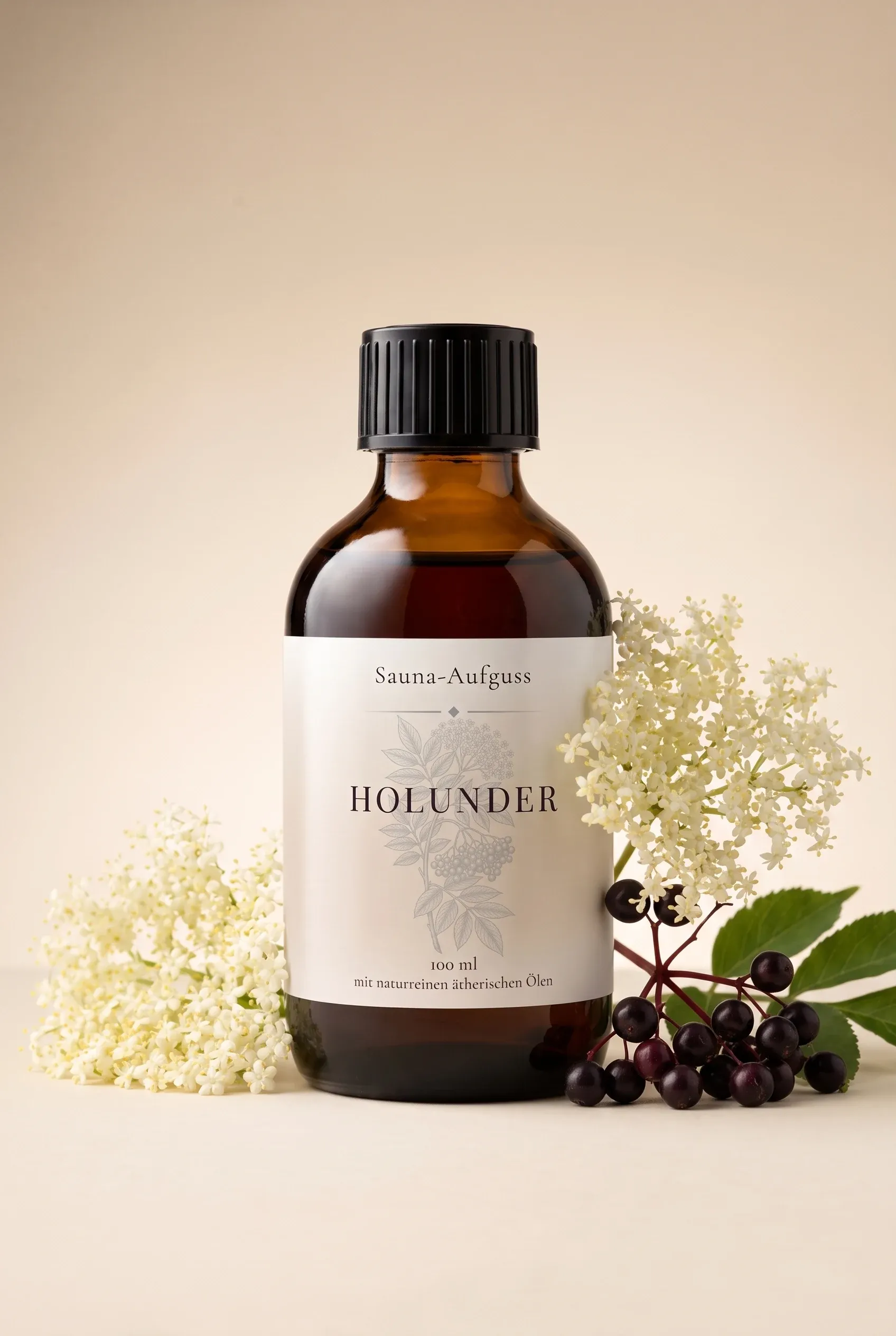 Hein Sauna-Aufguss Holunder 100 ml in brauner Apothekerflasche, daneben Holunderbluete und dunkle Holunderbeeren