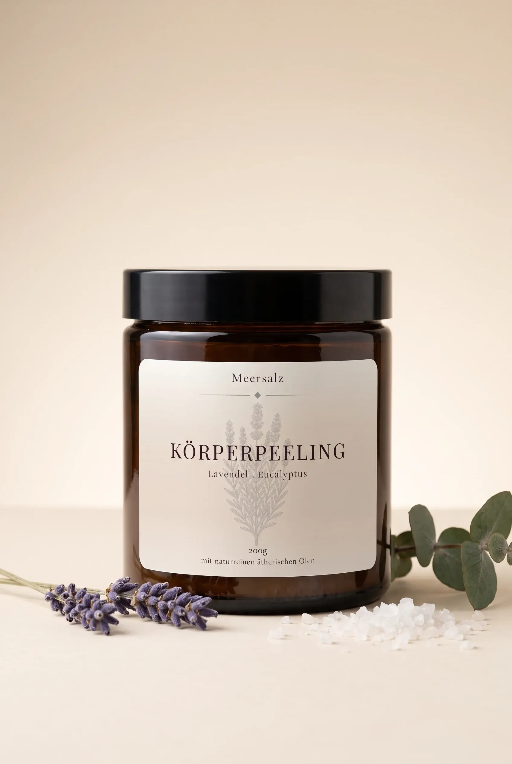 Hein Koerperpeeling Meersalz 200 g mit Lavendel und Eucalyptus im braunen Glastiegel, daneben Lavendelzweige und grobe Meersalzkristalle