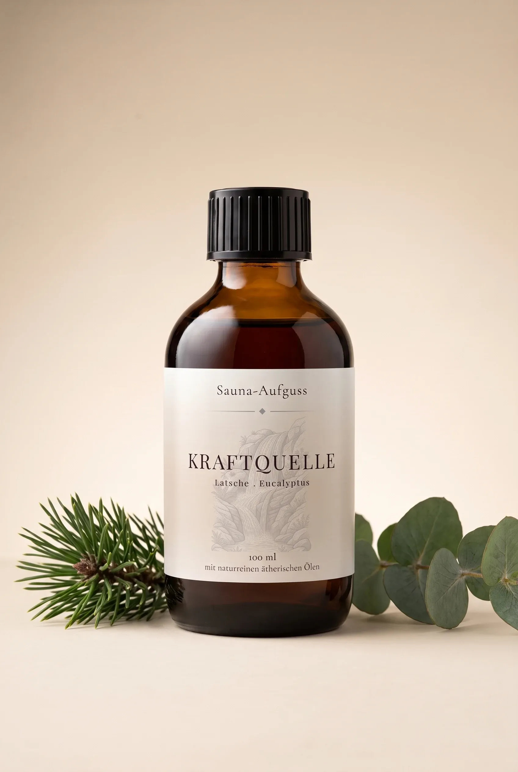 Hein Sauna-Aufguss Kraftquelle 100 ml mit Latsche und Eucalyptus in brauner Apothekerflasche, daneben Latschenkiefernzweig und Eukalyptuszweig