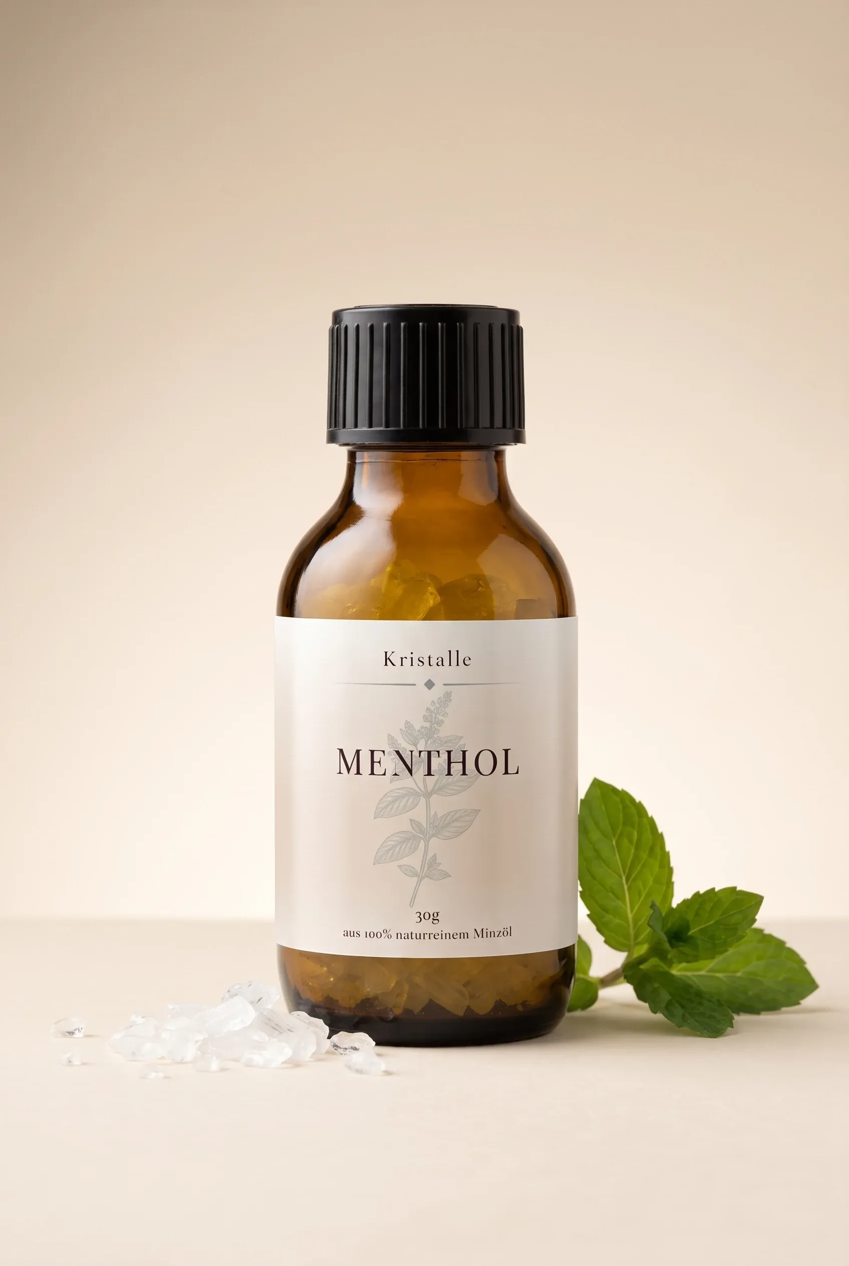 Hein Menthol Kristalle 30 g in brauner Apothekerflasche, daneben Mentholkristalle und frische Minzblaetter