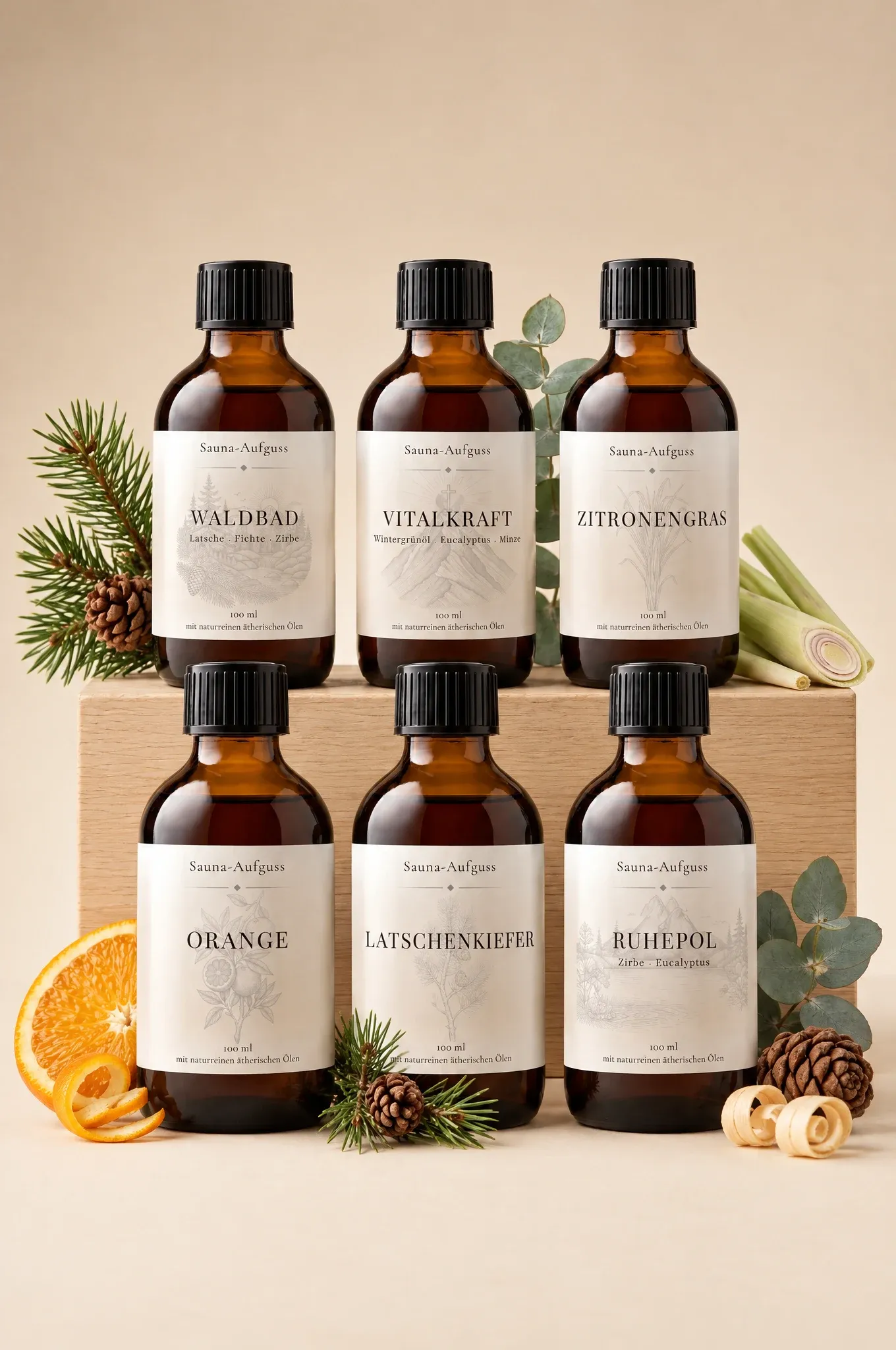 Aufguss-Paket Klassiker: sechs Flaschen Sauna-Aufguss mit den Etiketten Waldbad, Vitalkraft, Zitronengras, Orange, Latschenkiefer und Ruhepol