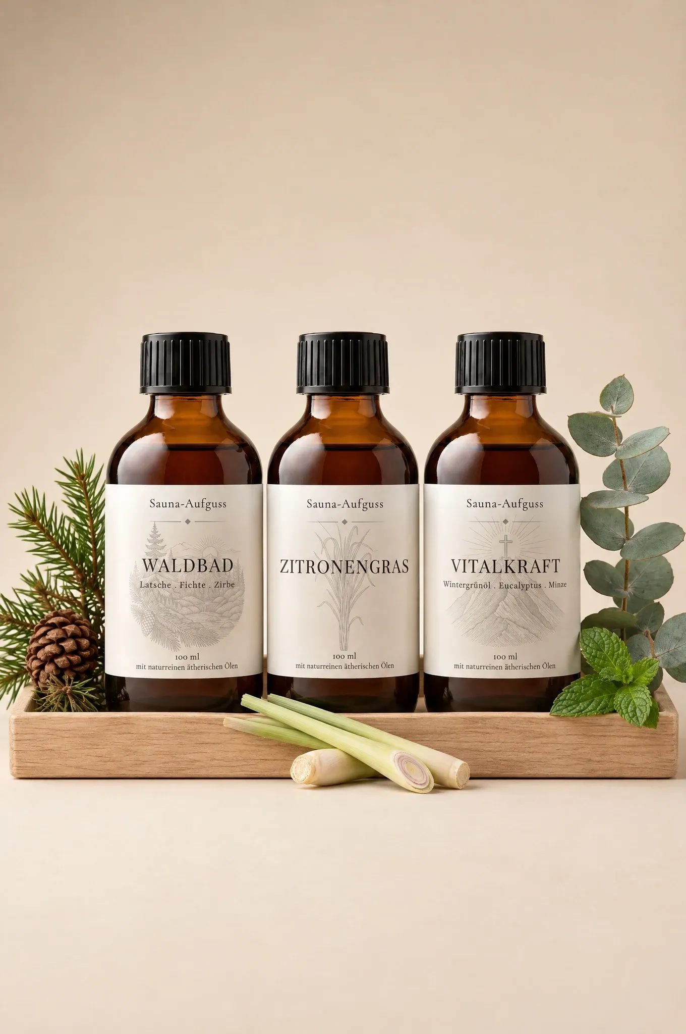 Aufguss-Paket Top 3: drei Flaschen Sauna-Aufguss mit den Etiketten Waldbad, Zitronengras und Vitalkraft in einem Holztablett