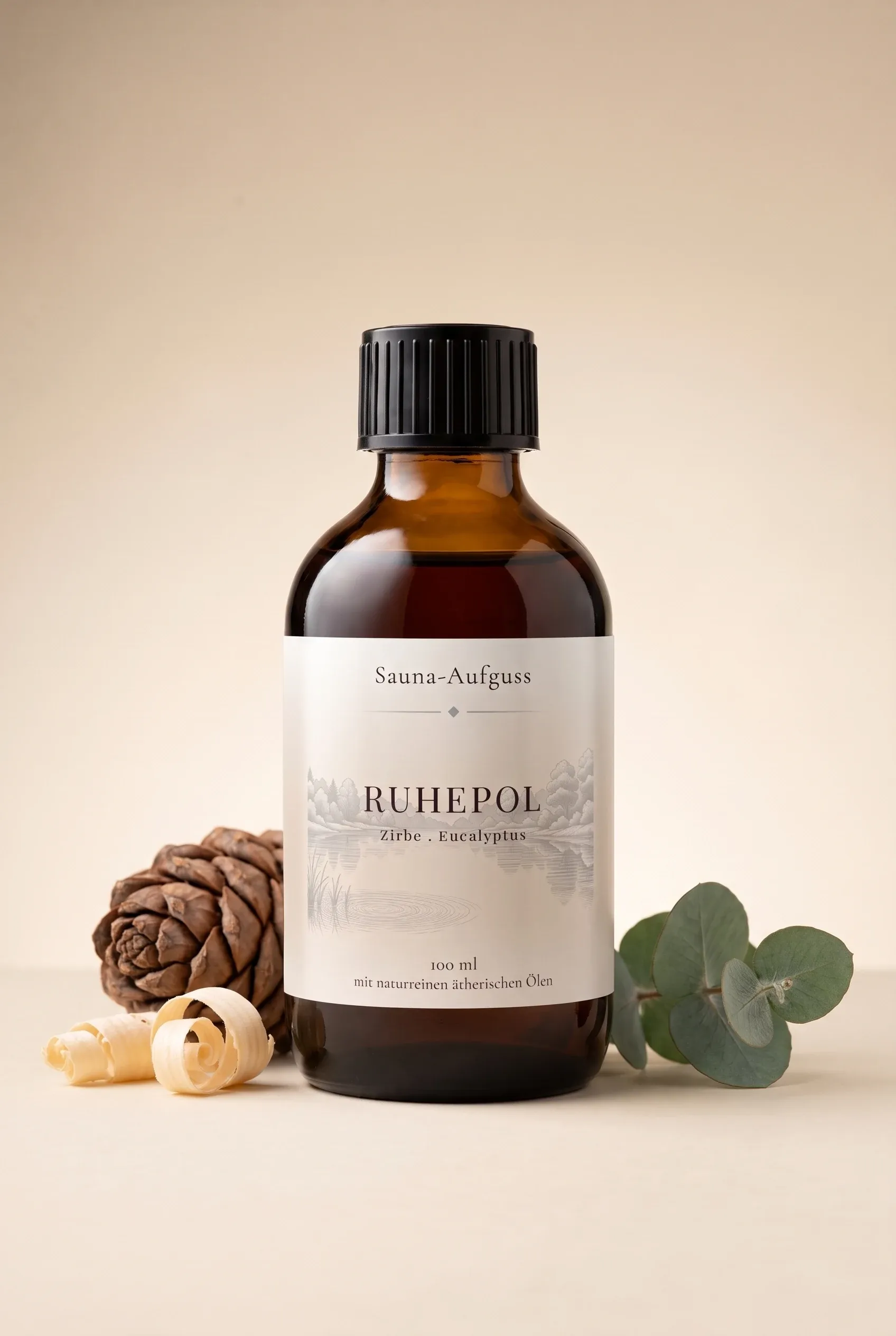 Hein Sauna-Aufguss Ruhepol 100 ml mit Zirbe und Eucalyptus in brauner Apothekerflasche, daneben Zirbenzapfen, Zirbenspaene und Eukalyptuszweig