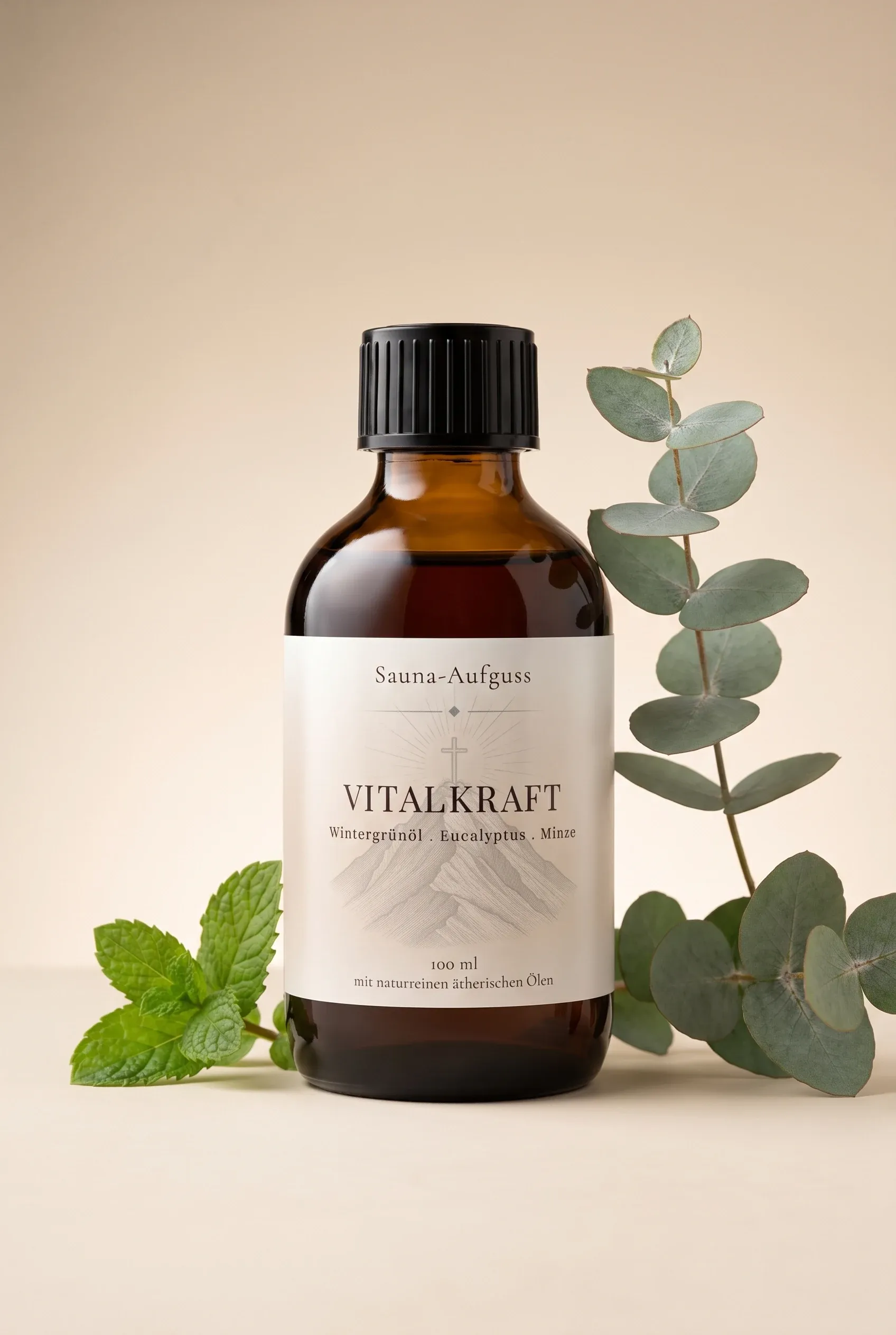 Hein Sauna-Aufguss Vitalkraft 100 ml mit Wintergruenoel, Eucalyptus und Minze in brauner Apothekerflasche, daneben Eukalyptuszweig und frische Minze