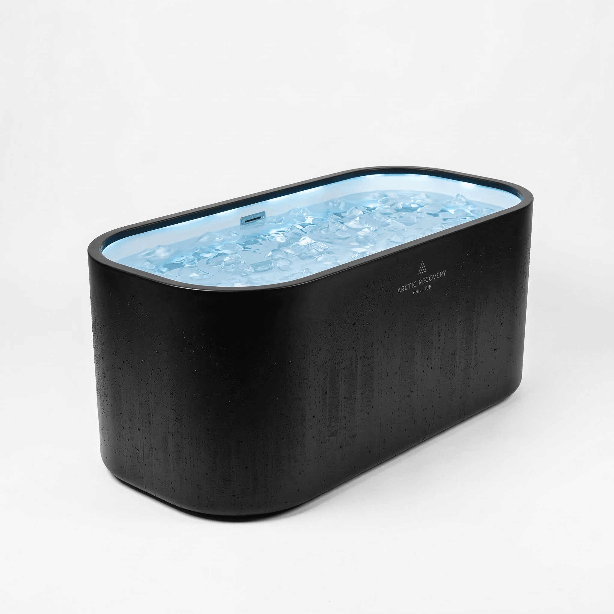 Moderner Chill Tub für Eisbaden mit klarem Wasser und minimalistischem Design